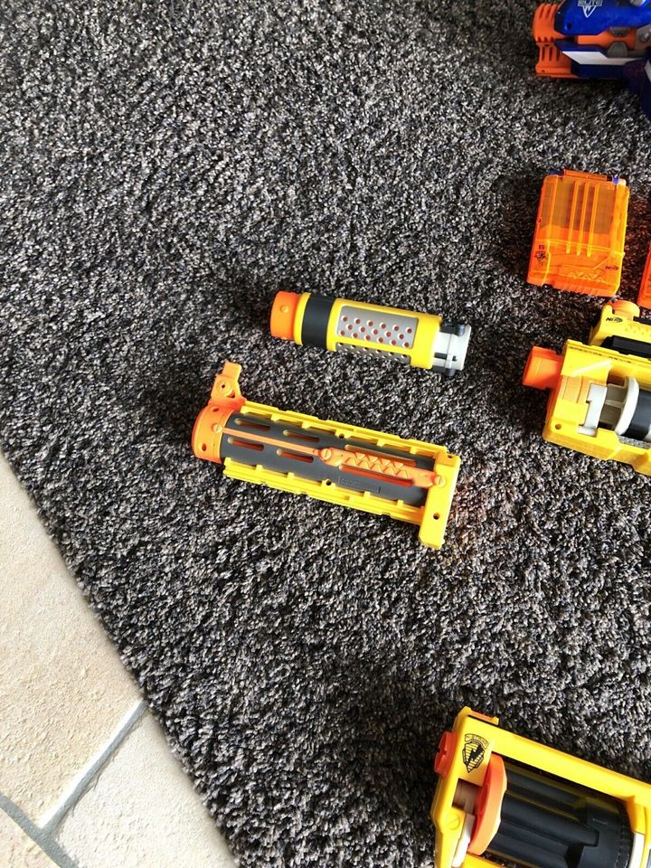 Nerf Sortiment mit Magazinen und Munition für alle Waffen in Sprockhövel