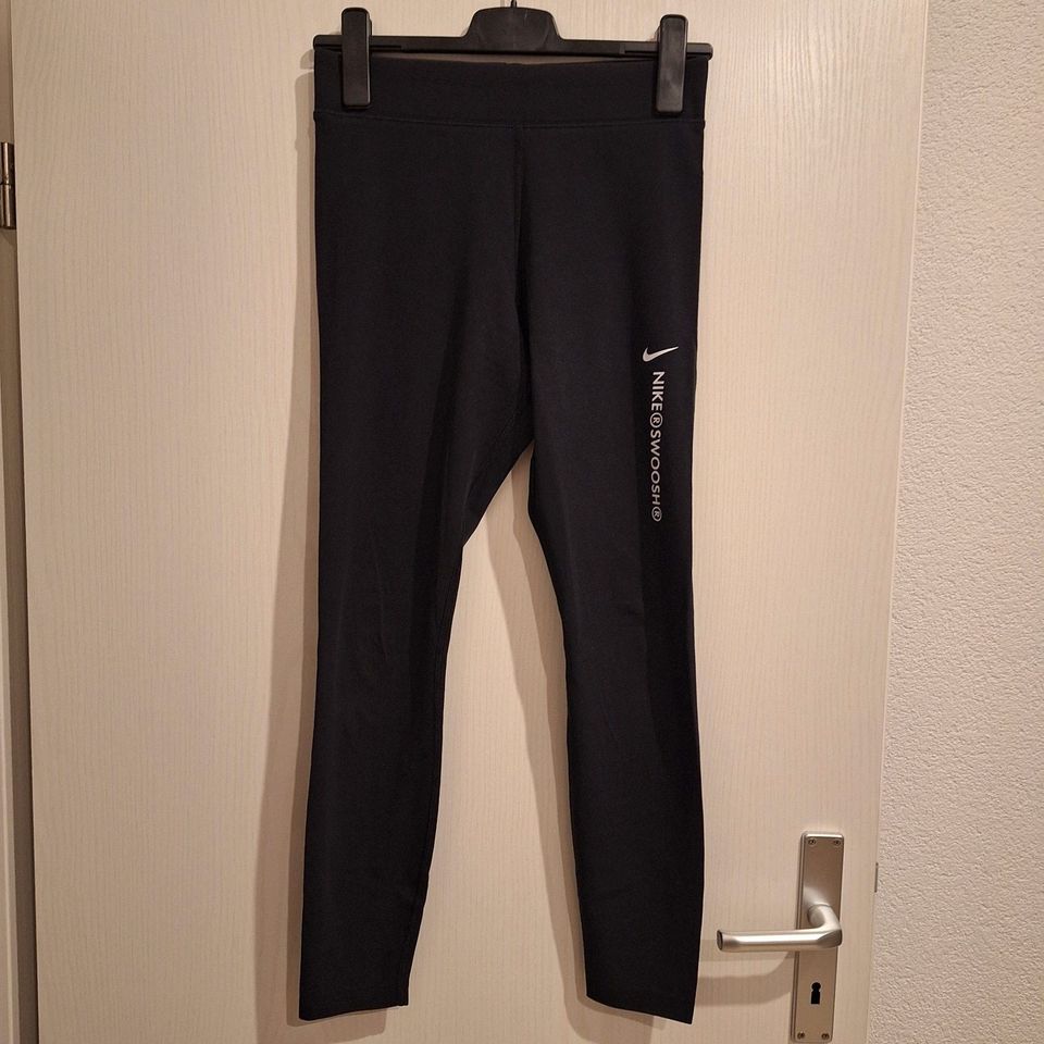 NEUWERTIG NIKE DAMEN LEGGING M 40 SCHWARZ HOSE in Oedheim