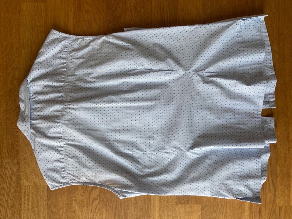 Bluse von Eterna, Gr. 42, hellblau mit dunkelblauen Punkten in Liederbach