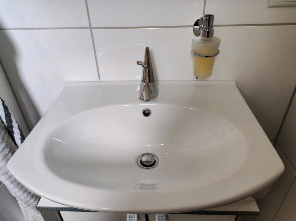 Waschbecken mit Unterschrank in Mülheim (Ruhr)
