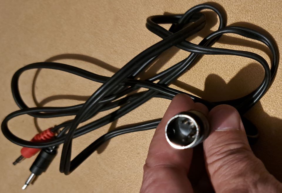 Audio Kabel DIN 5-Pol Buchse auf 2x 3,5mm Klinke Stecker 1,5m. in Erfurt