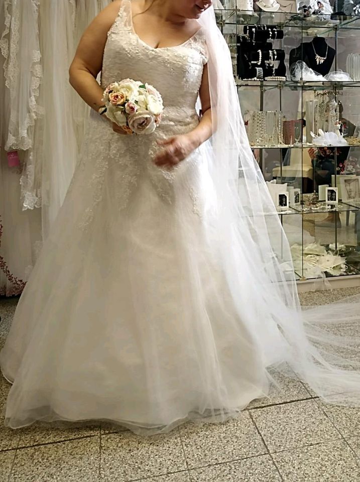 Brautkleid Größe 48/ 50 in Kirchhain