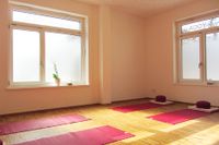 Heller Raum für Yoga u.ä., Coaching, kleine Gruppenseminare. WLAN München - Schwabing-Freimann Vorschau