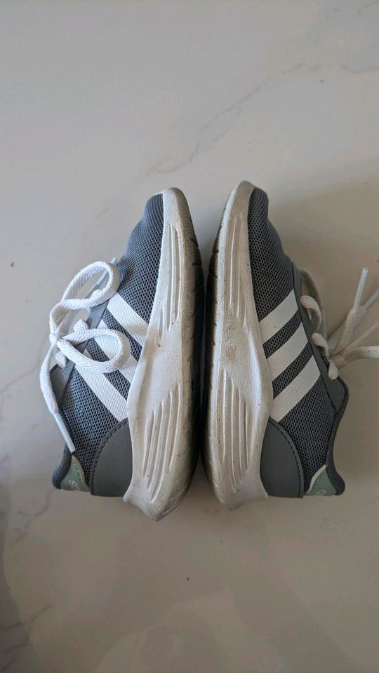 Kinderschuhe / Adidas 23 in Rohr