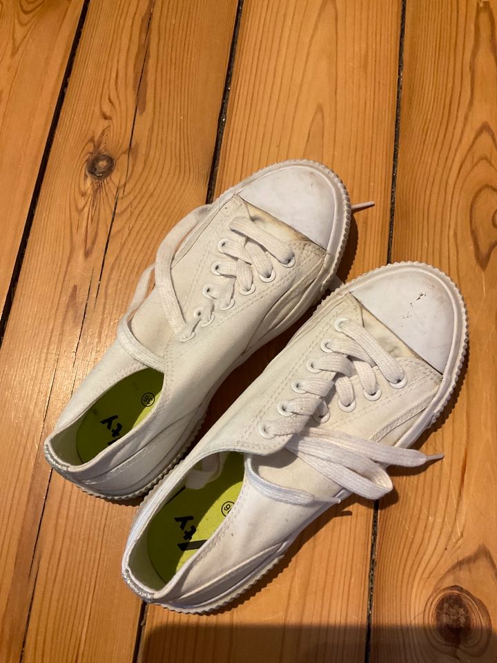 Schuhe sneaker weiß zu verschenken in Schwerin