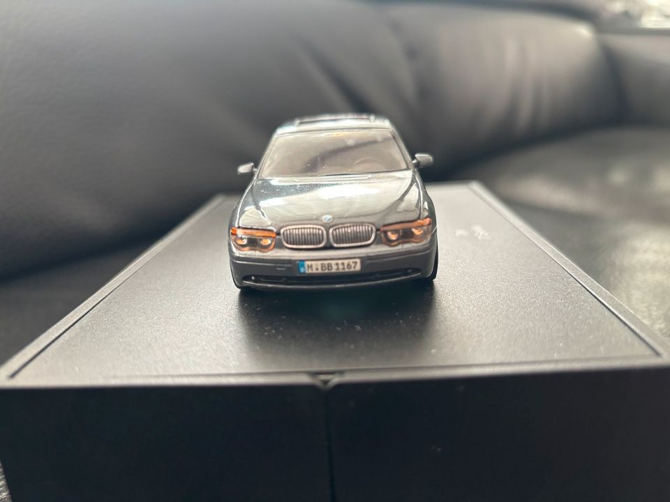 Modell Auto BMW 7 Series 1/43 MINICHAPS mit speziellen Box in Renningen