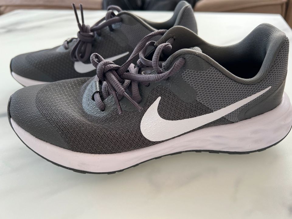 Nike Laufschuhe für Kinder Gr. 36,5 in Lauf a.d. Pegnitz