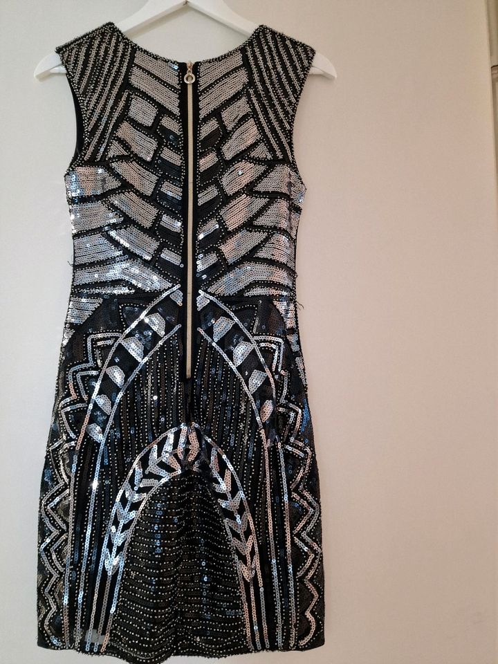 Sehr schönes Hingucker Kleid mit Pallietten bestickt in Waldshut-Tiengen