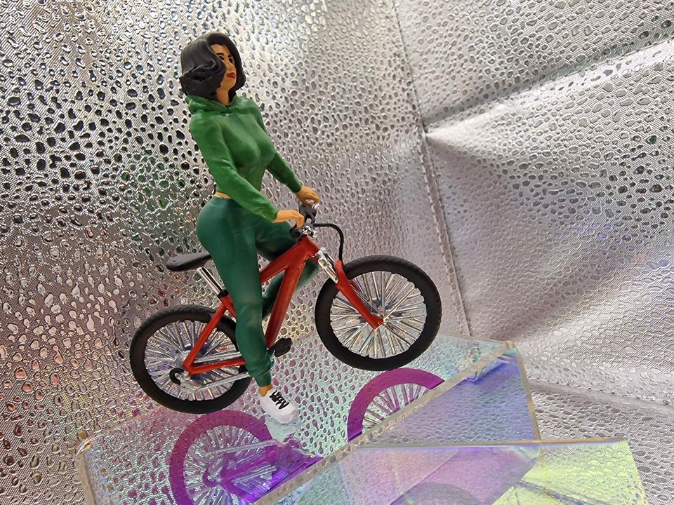 1:18 Figur Fahrradfahrerin in Dachwig