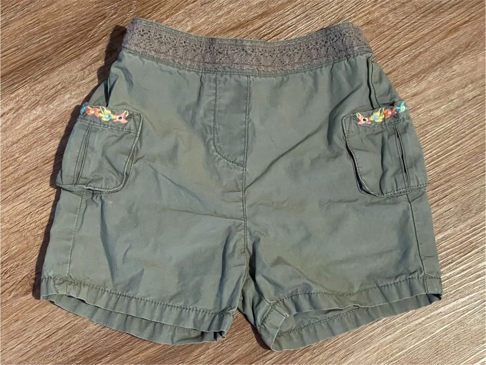 Set 4 x kurze Hosen Shorts Gr. 86, geblümt/ oliv/ lila/ pink in Niederschönenfeld