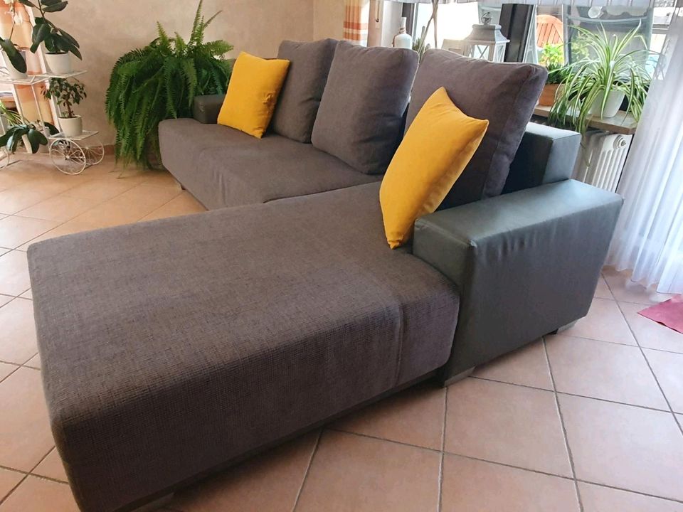 graue Couch mit gelben Kissen in Bad Dürkheim