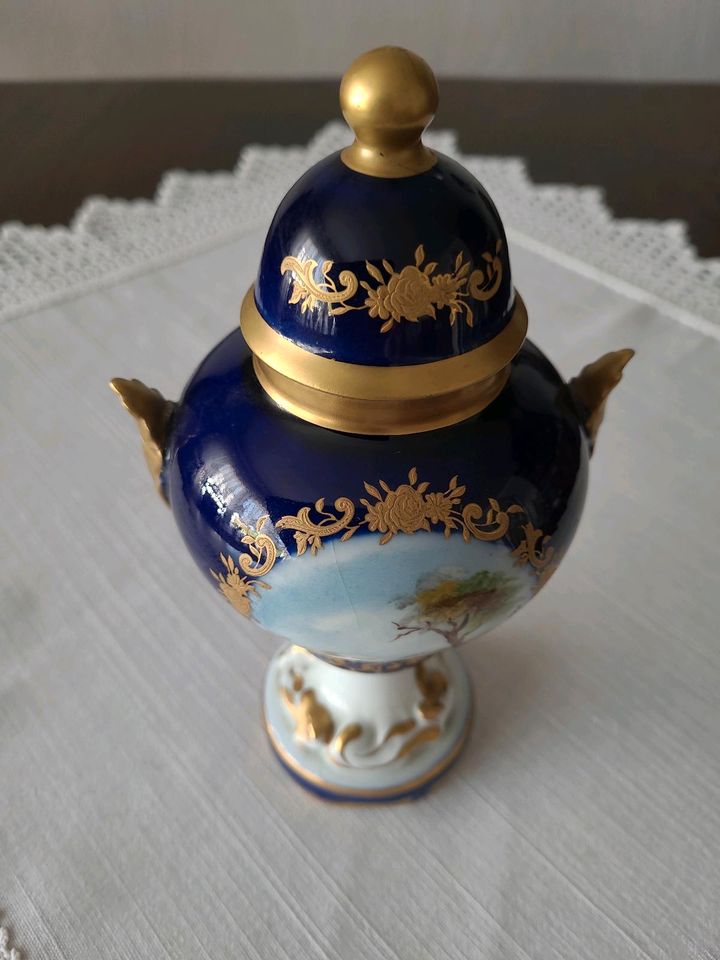 Alte Deckel Vase mit Goldbemahlung, handbemahlt mit Signatur in Wietze