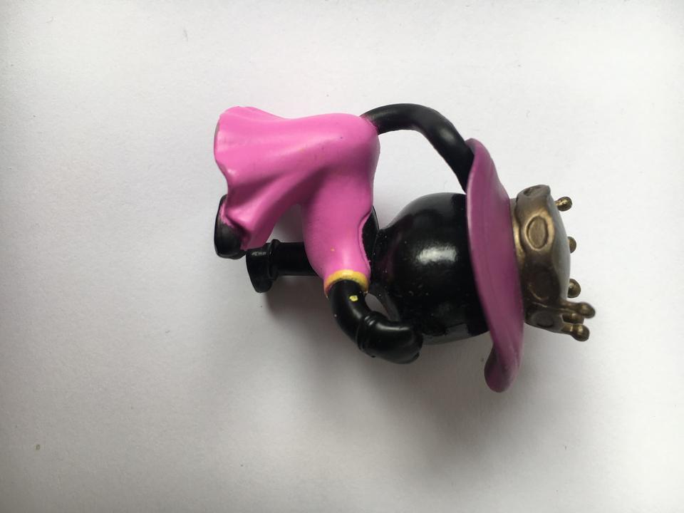 Spielzeugfigur schwarze Katze im rosa Kleid mit Hut Kätzchen in Frankfurt am Main
