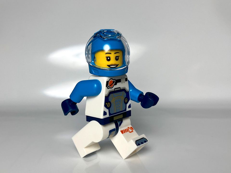 Lego Space Minifigur - Astronaut Female Dark Azure Arms (CTY1722) in Berlin