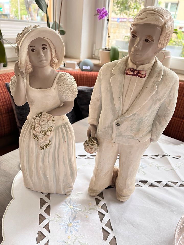 Zwei Alice Figuren aus Stein ( Brautpaar ) in Dresden