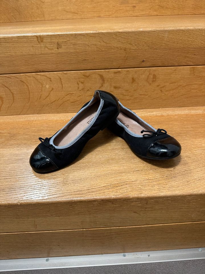 Leder Ballerinas festlich schwarz Lack Gr. 30/31 in Bad Mergentheim