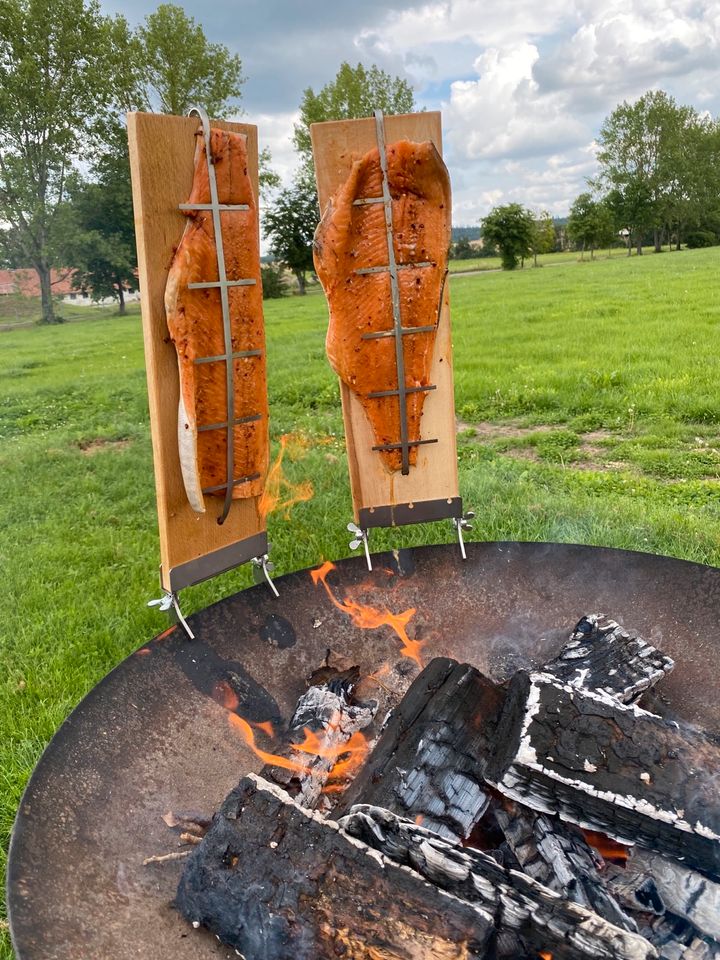 Flammlachsbretter 2er Set aus Buchenholz mit Edelstahl Halterung in Stadtilm