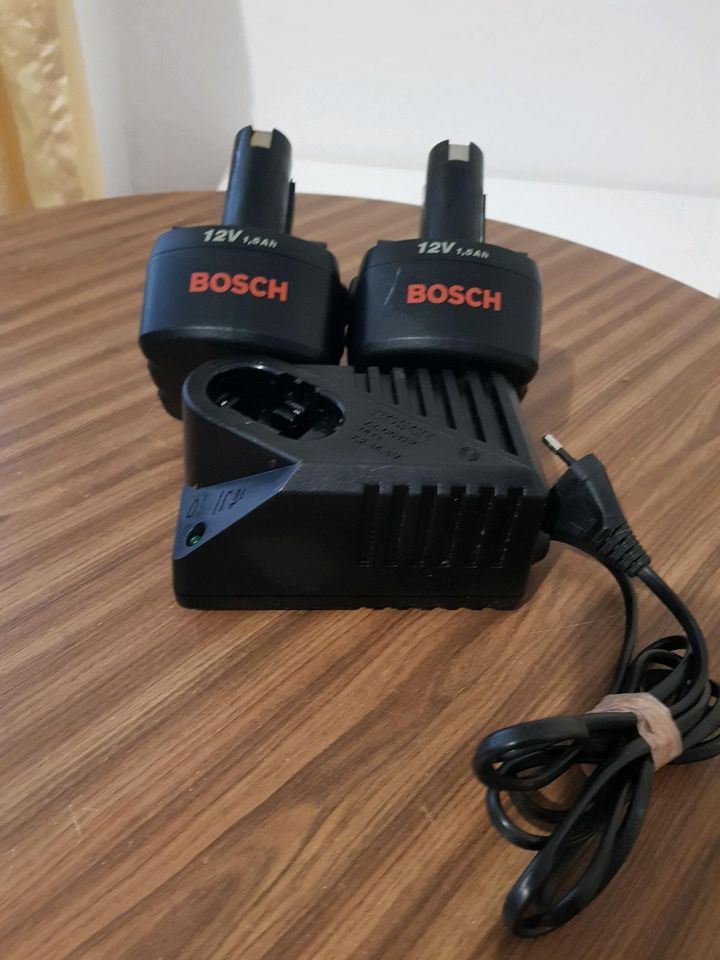 Bosch Ladegerät mit 2  Akku  fast wie Neu in Bingen