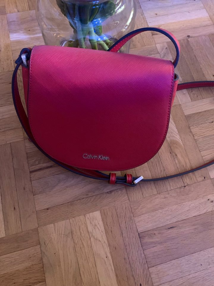 Calvin Klein Crossover Tasche rot neu! in Rheinberg