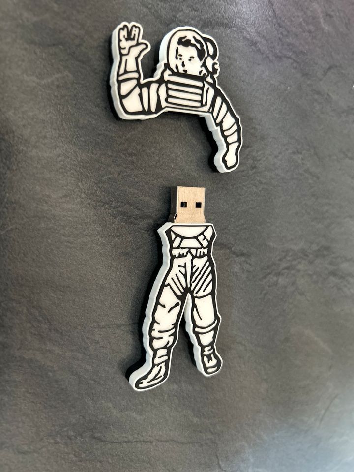 Billionaire boys club USB Stick Moonman Pharrell Williams in Fulda