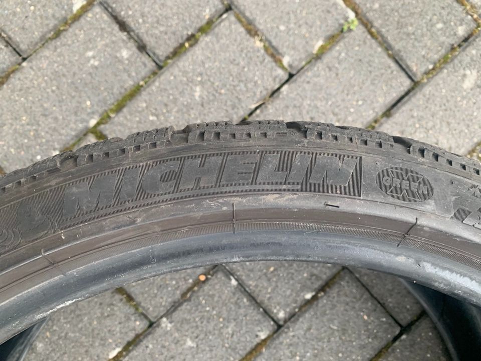 Michelin Pilot Alpin 4 Winterreifen 235 35 19 91W 5mm Profil in Bad Camberg