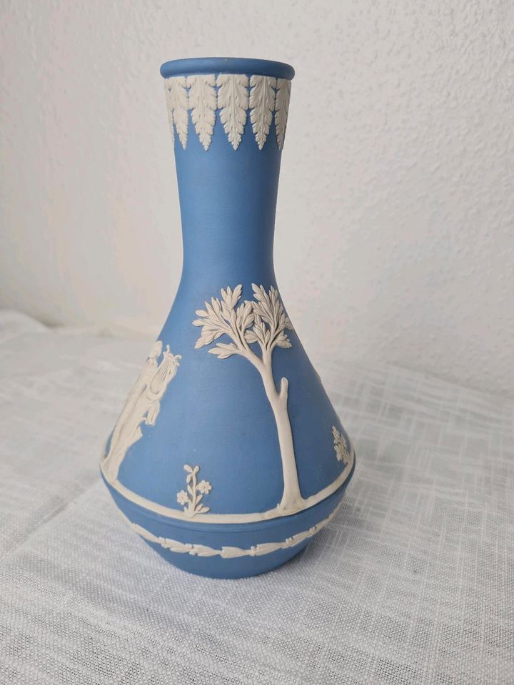 Wedgwood Jasperware Vase blau mit weißen Verzierungen in Moers