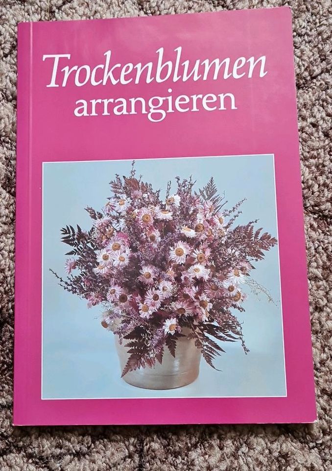 Trockenblumen arrangieren in Zichow