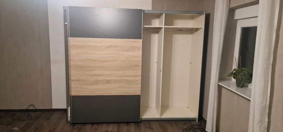 Kleiderschrank mit 2 großen Schiebetüren in Hesel