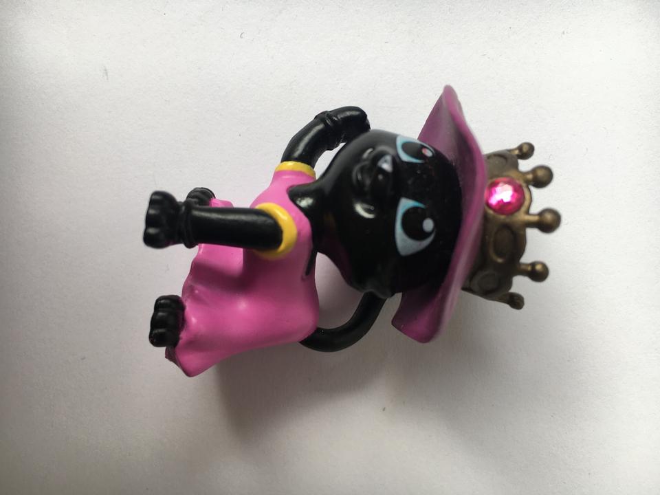 Spielzeugfigur schwarze Katze im rosa Kleid mit Hut Kätzchen in Frankfurt am Main