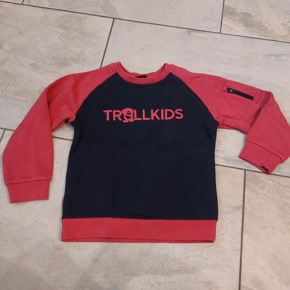 Großes Bekleidungspaket Trollkids Shirts Pullover Jacke Größe 128 in Salzkotten