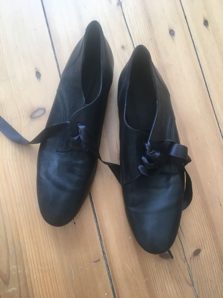 Schwarze Lederschuhe / Halbschuhe aus Paris in Landshut