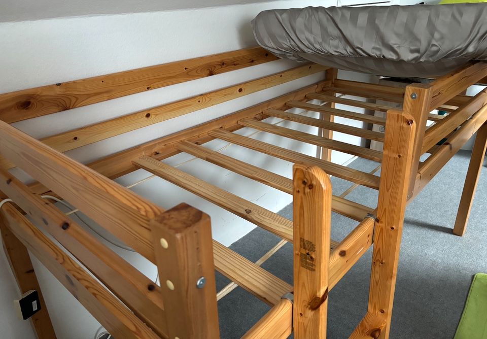 Kinderhochbett mit Leiter und Matratze in Malliß