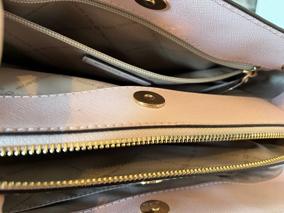 Elegante und geräumige Handtasche von MICHAEL KORS mit Etikett in Altötting