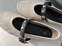 Mary jane Ballerina ZARA Creme schwarz Silber Nieten Größe 39 Hessen - Kelsterbach Vorschau