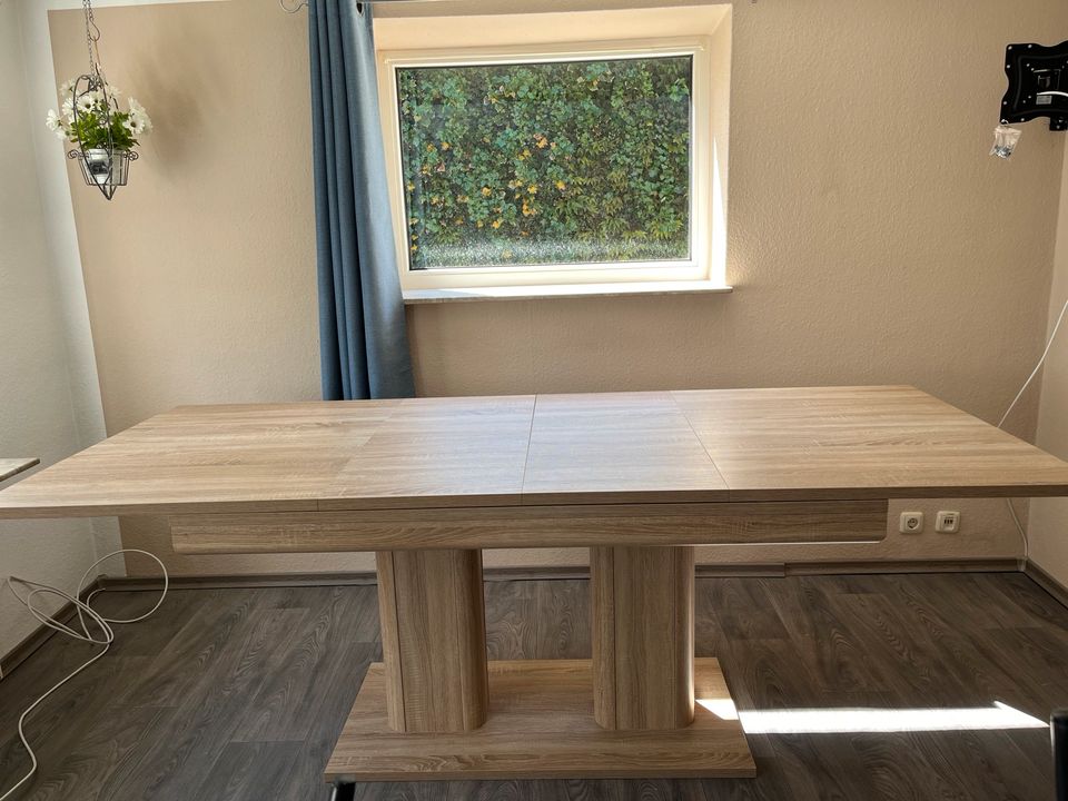 Esstisch mit Stühlen in Pinneberg