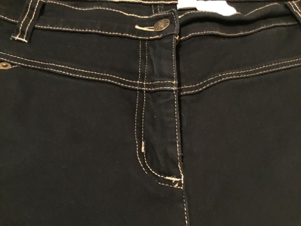 Modische Jeans von BPC schwarz mit Ziernähte  / Größe 50-52 in Engen