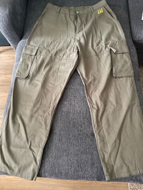 One Piece Zoro Cargohose (Handbestickt und ungetragen) in Berlin