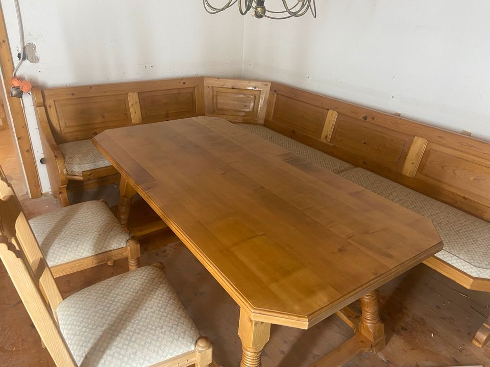 Eckbank mit Tisch und 4 Stühlen Massivholz in Weißensberg