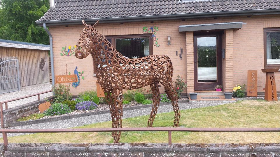 Hufeisenpferd Deko Pferd Skulptur Statue Edelrost lebensgröße in Silberstedt