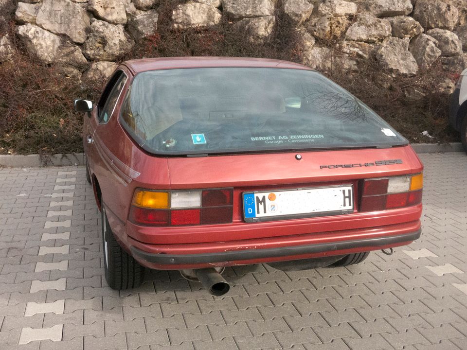 gut erhaltener Oldtimer Porsche 924 aus der ersten Generation in München