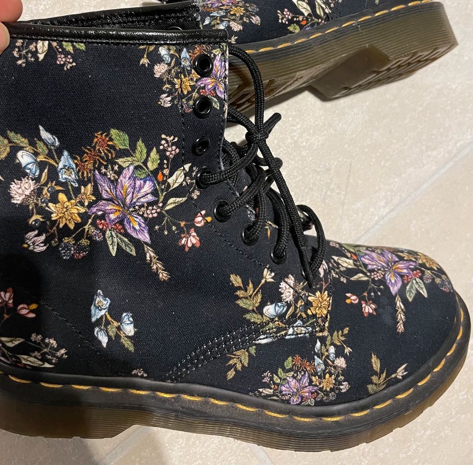 Dr. Martens Castel Stiefel Größe 38 Blumen Print Top Zustand! in Krefeld