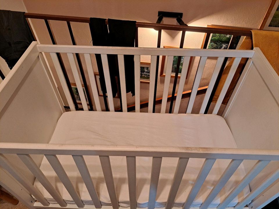 Ikea Sundvik Baby/Kinder/Beistellbett,60×120cm,weiß,mit Matratze in Berlin