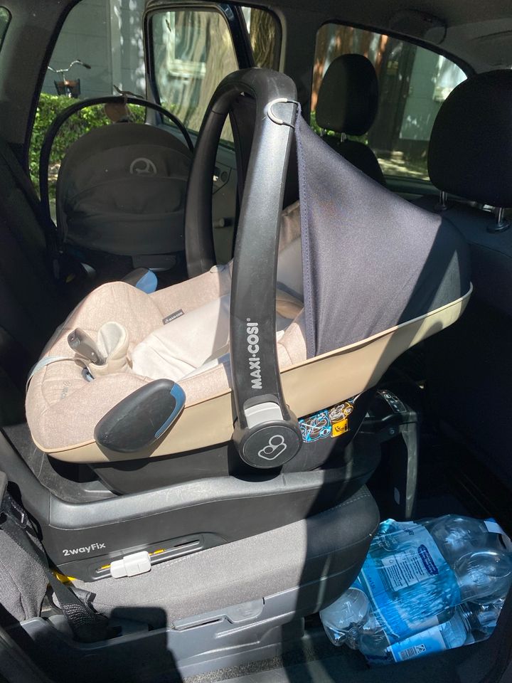 Maxi cosi pebble plus mit isofix Station in Düsseldorf