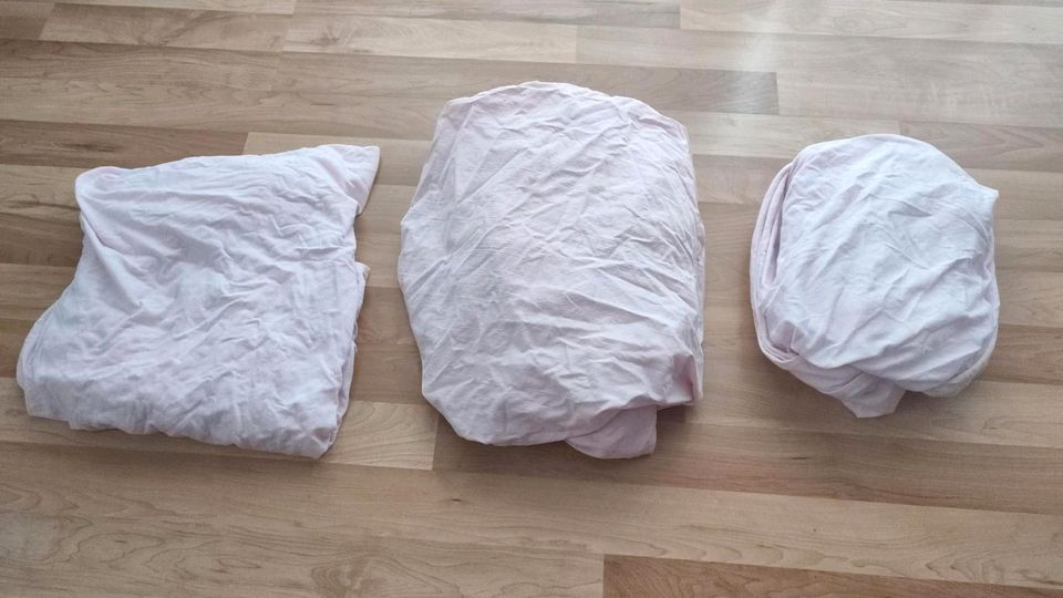 Drei Spannbettlaken in rosa Matratzenbezug Bettwäsche in Haßloch