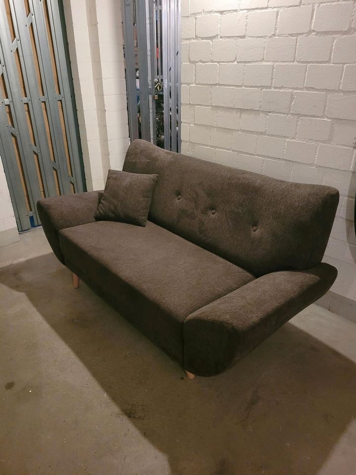 Braune Zweisitzer Couch mit Kissen zu verkaufen in Duisburg