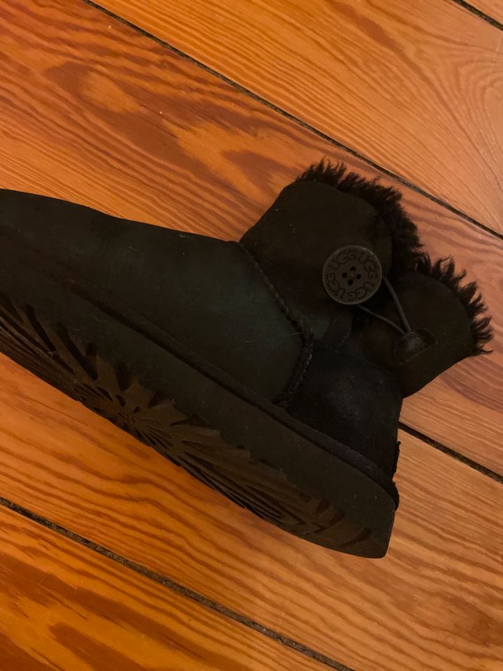 UGG Stiefeletten, getragen, schwarz Gr. 38 in Hamburg