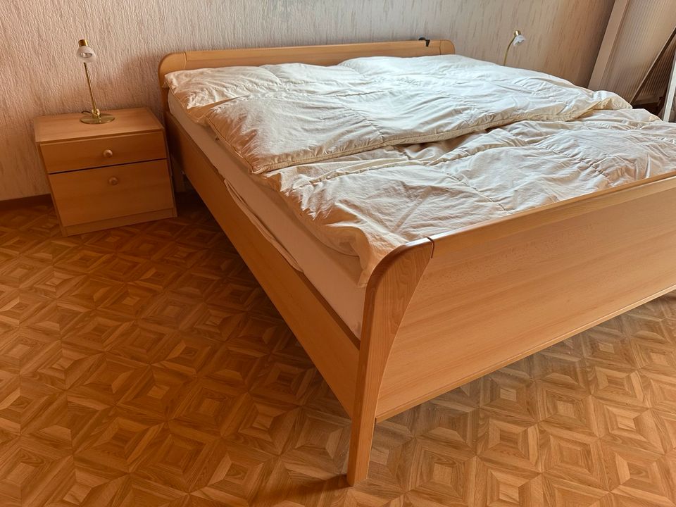 Doppelbett Ehebett Bett Bettgestell Massivholz mit Nachtkästchen in Schwebheim