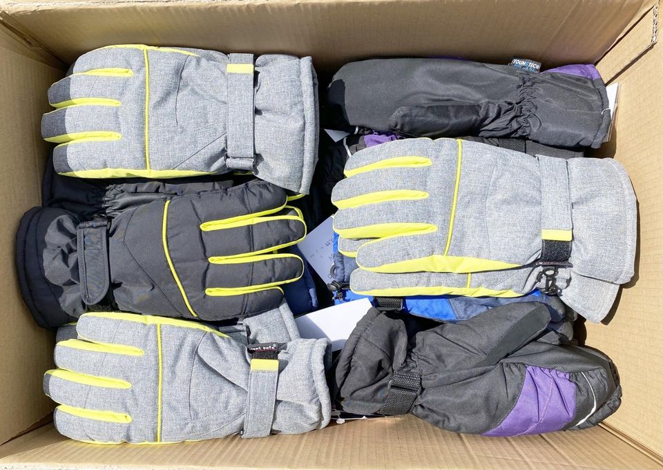 250 Stk. Winter Kleidungszubehör: Mützen, Schals, Handschuhe Mix Großhandel, versch. Marken für Kinder und Erwachsene, A-Ware, Großhandel Restposten Kleinhandel in Tanna