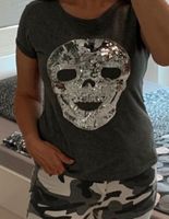 T-Shirt mit Pailletten Totenkopf/ Skull Größe S Nordrhein-Westfalen - Schloß Holte-Stukenbrock Vorschau