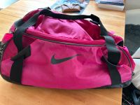 Große Sporttasche Nike pink wie neu! Hessen - Rüsselsheim Vorschau